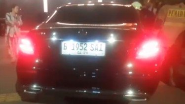Geger Pria Tak Sadarkan Diri di Dalam Mobil Berasap, Langsung Dievakuasi