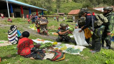 Momen Prajurit Komando TNI Borong Sayuran Mama Papua di Zona Perang