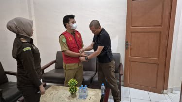 Bikin Kafe Pakai Uang Desa, Kades Ini Jadi Tersangka dan Langsung Ditahan Jaksa!