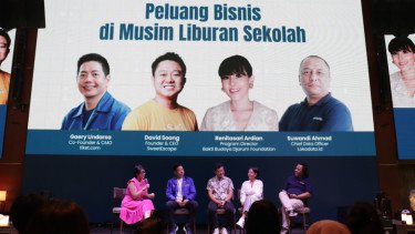 Program Director Bakti Budaya Djarum Foundation, Renitasari Adrian (dua kanan).
