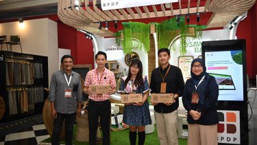Pengunjung FHI 2025 Antusias Ikuti Proses Pembuatan ID Card Holder dari Bahan Sawit