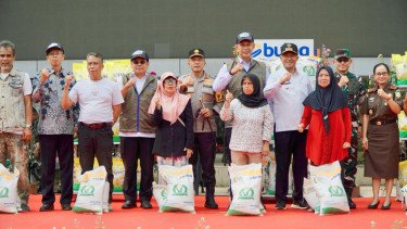 BULOG dan TNI Salurkan Bantuan Pangan dan Beras SPHP dalam Gerakan Pangan Murah Serentak di Seluruh Indonesia