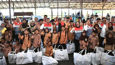 Sebar Energi di Hari Anak Nasional, Pertamina Bagikan Bantuan Paket Seragam Sekolah di Balikpapan
