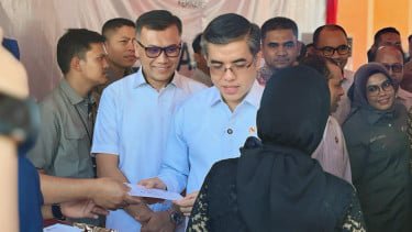 Menaker Tinjau Langsung Penyaluran BSU bagi Peserta Aktif BPJS Ketenagakerjaan di Makassar