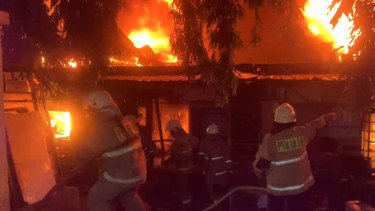 Pasar Taman Puring Ludes Terbakar, 500 Toko Diduga Hangus, Api Sempat Menjalar ke Atap Polsek