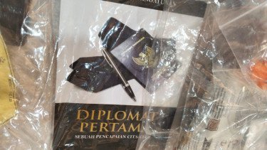 Polisi Pamer Buku Karya Arya Daru Berjudul 'Diplomat Pertama: Sebuah Pencapaian Cita-cita', Apa Isinya?