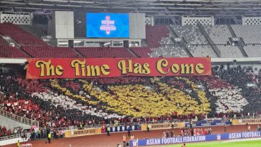 Kelompok Suporter La Grande Indonesia Pamerkan Mozaik Berbentuk Trofi di Final Piala AFF U-23