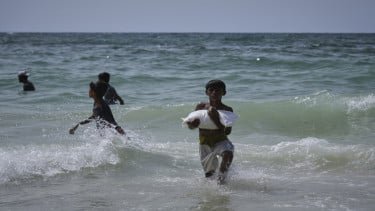 Warga Palestina mengambil bantuan yang dijatuhkan di pantai Zawaida, Jalur Gaza , Warga Palestina mengambil bantuan yang dijatuhkan di pantai Zawaida, Jalur Gaza , Warga Palestina mengambil bantuan yang dijatuhkan di pantai Zawaida, Jalur Gaza , Warga Palestina mengambil bantuan yang dijatuhkan di pantai Zawaida, Jalur Gaza , Miris! Blokade Israel Memaksa Warga Gaza Kejar Bantuan yang Dijatuhkan ke Laut