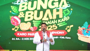 Buka Festival Pesta Bunga dan Buah Tanah Karo 2025, Gubernur Bobby Nasution Disambut Meriah Warga