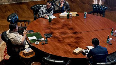 Rapat Bareng Menteri, Prabowo Antisipasi Kebakaran Hutan di Indonesia