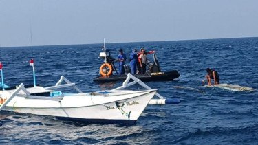 Detik-detik Perahu Nelayan Terbalik di Selat Alas Lombok Timur, 5 Orang Selamat dari Maut