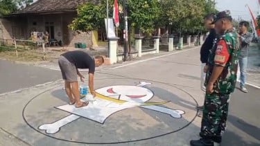 Seorang pemuda diminta menghapus gambar dari serial jepang one piece
