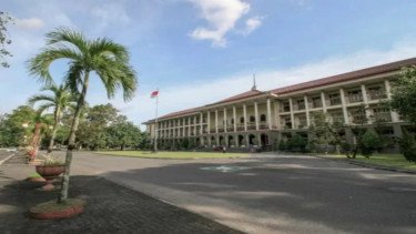 Viral Mahasiswi Kena Denda Terlambat Kembalikan Buku Rp 5 Juta, UGM Buka Suara