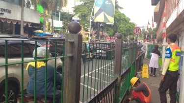 Sering Dilompati Pengguna KRL, Pagar Stasiun Cikini Dibuat Lebih Tinggi