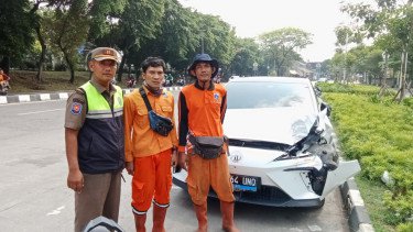 Detik Mencekam di Pasar Minggu! PPSU Tertabrak Mobil Listrik Mewah Hingga Jari Nyaris Putus
