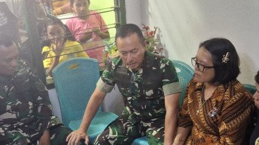 Haru, Ibunda Prada Lucky Sujud di Depan Pangdam IX/Udayana