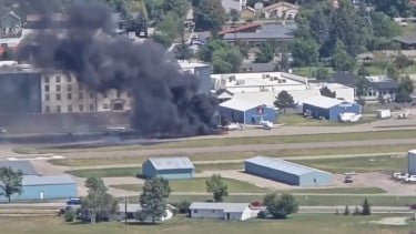 Pesawat Tabrakan Picu Kebakaran Dahsyat di Bandara AS, Ajaib Pilot-Penumpang Selamat