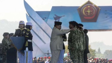 1. Letjen TNI (Purn) Valentinus Suhartono Suratman, 2. Marsekal Madya TNI (Purn) Bambang Eko Suhariyanto, 3. Letjen TNI (Purn) Chairawan, 4. Letjen TNI (Purn) Musa Bangun, 5. Letjen TNI (Purn) Glenny Kairupan, 6. Letjen TNI (Purn) Tony SB Hoesodo, Top 6+ Purnawirawan TNI Naik Pangkat Bintang Tiga dari Presiden Prabowo, Nomor 6 Pejuang Teknologi Militer