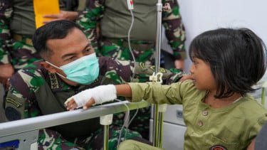 TNI Terbangkan Helikopter ke Pedalaman Papua, Jemput Anak Pasien Operasi Bibir Sumbing Gratis