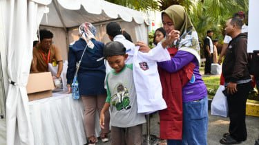Berikan Seribu Seragam Sekolah untuk Anak-Anak, Pertamina Tebar Energi di Bulan Kemerdekaan