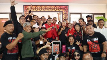 Pendukung Serahkan Koin Perjuangan ke Hasto usai Dilantik Jadi Sekjen PDIP, Ini Maknanya