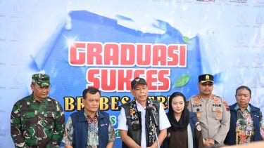 Wakil Menteri Sosial Agus Jabo (tengah)
