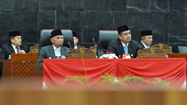 Gubernur Sumut Bobby Nasution dan Wagub Surya Dengarkan Pidato Presiden RI dalam Rangka HUT ke-80 RI