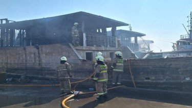 Lima Kapal Nelayan Terbakar di Dermaga Muara Baru