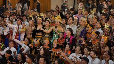 Nyanyi Sambil Atraksi, Yura Yunita Ngaku Gemetar Bakal Naik Makhluk Tinggi Besar di Pagelaran Sabang Merauke