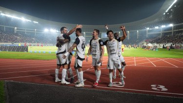 Klasemen Super League: Persija Bertahan di Puncak, Persib Tercecer di Papan Tengah