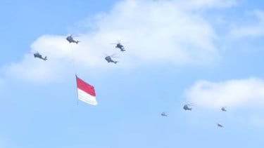 Momen 8 Helikopter TNI Kibarkan Bendera Merah Putih Raksasa di Atas Istana