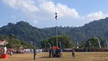 Aksi Heroik Bocah SD di Rajabasa Panjat Tiang Demi Merah Putih Berkibar di HUT RI