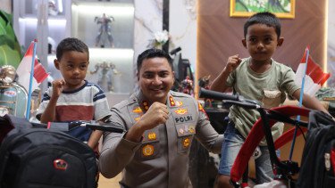 Dua Bocah Viral Pungut Kue di HUT RI Dihadiahi Sepeda dan 'Helikopter' dari Kapolres Gowa