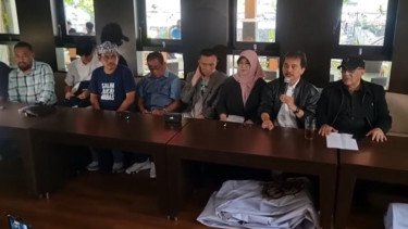 Roy Suryo Cs Luncurkan Buku Jokowi's White Paper di Coffee Shop UGM, Listrik-AC Dipadamkan