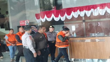 Pakai Rompi Tahanan KPK-Tangan Diborgol, Wamenaker Immanuel Ebenezer Menangis
