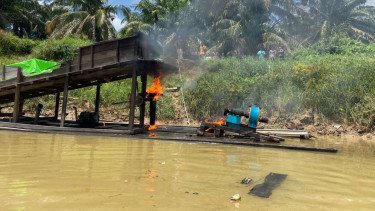 Polda Riau Lanjutkan Operasi PETI di Inhu, 10 Rakit untuk Menambang Emas Ilegal Dimusnahkan