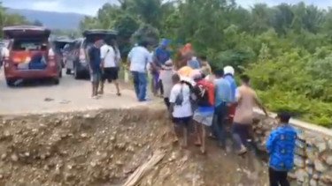 Evakuasi Tragis Dua Ibu Hamil di Maluku Hadapi Gelombang, Jembatan Putus, hingga Nyaris Jatuh