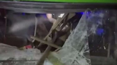 Ricuh Suporter Usai Laga PSIM vs Persib, Satu Bus Hancur dan Polisi Turun Tangan