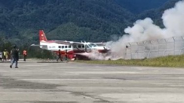 Detik-detik Pesawat Amole Air Terbakar di Bandara Amingga Ilaga