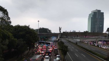 Buntut Demo DPR, KRL Rangkasbitung&ndash;Tanah Abang Tertahan, Tol Dalam Kota Depan DPR Ikut Lumpuh