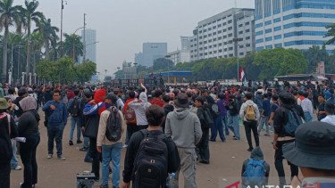 Demo DPR Memanas, Massa Bakar Motor Hingga Ledakkan Petasan, Polisi Tembak Gas Air Mata