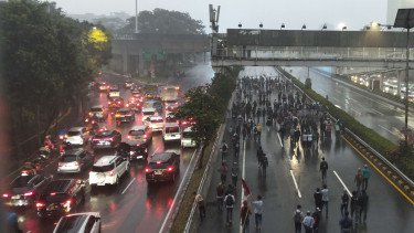 Tol Dalam Kota Ditutup Buntut Demo, Polisi Lakukan Pengalihan Arus