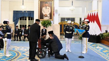 Momen Prabowo Berlutut Sematkan Bintang Jasa ke Nyak Sandang, Istana Riuh Tepuk Tangan