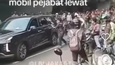 Detik-detik ASN Nyaris Jadi Korban Amuk Massa Demo Ricuh DPR, Mobil Mewahnya Dirusak