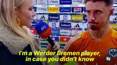 Blunder Presenter TV: Pemain Bremen Disangka Pemain Frankfurt Usai Tukar Jersey