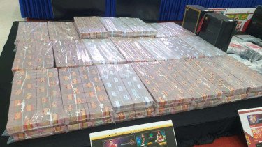 Tumpukan uang hasil sitaan dari jaringan judi online.