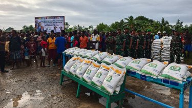 Bantuan Pangan di Kampung Wogikel dan Wanam, Diserahkan Langsung oleh Menteri Kabinet Merah Putih