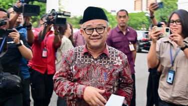 Mendikdasmen Ungkap Ada Pengawas TKA yang Merokok hingga Live Medsos, Bakal Disanksi Tegas