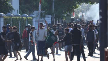 Dari Bakar Ban Hingga Sandera Polisi, Kerusuhan di Otista Reda, Arus Lalin Kembali Normal