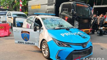 Mobil Polisi di Depan Markas Polda Metro Jaya Dirusak Demonstran
